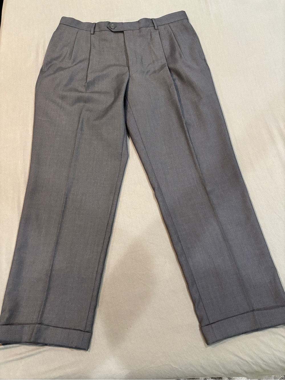 Jos. A. Bank Men's 42R Charcoal Gray Suit - Picture 10 of 14